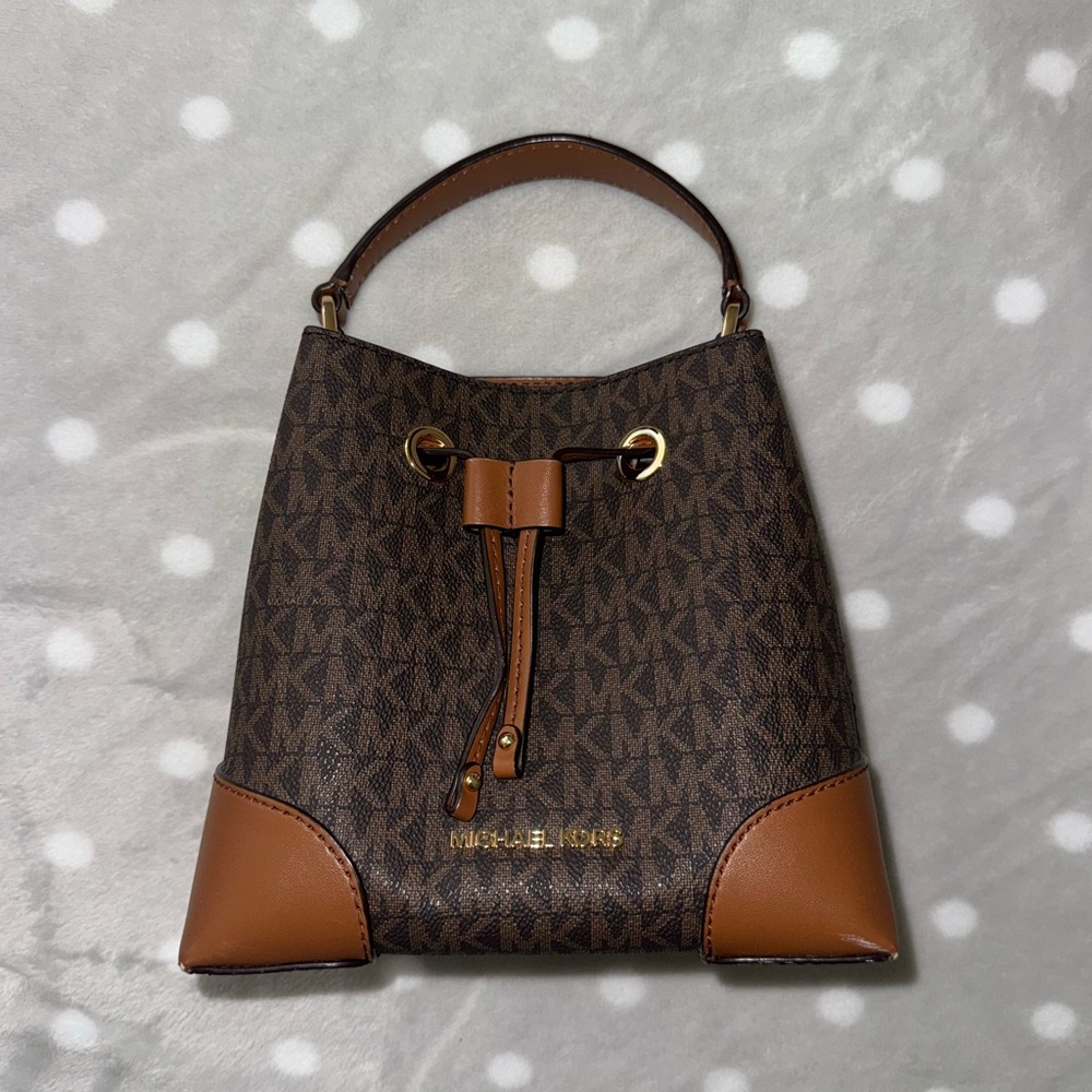 Michael Kors Signature Brown and Tan Bucket Bag

mercer small logo bucket bag